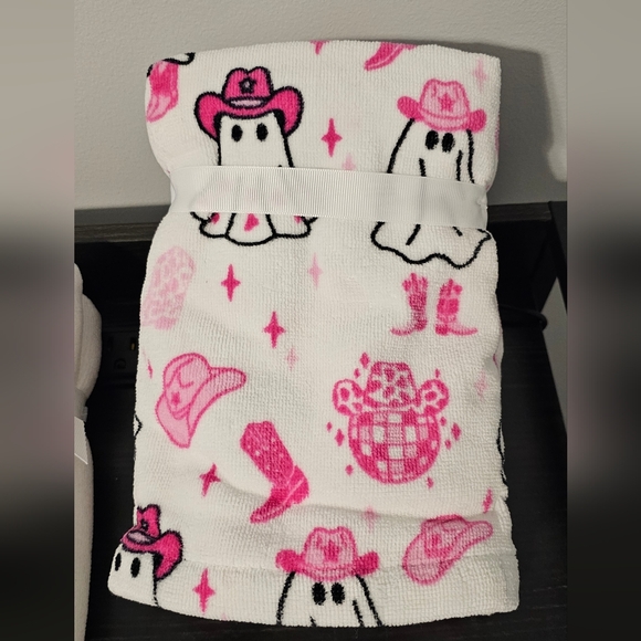 🔥👻 "Let's Go Ghouls" Pink Cowgirl Ghost, Set of 4 Hand Towels by Truly Lou NWT - Picture 5 of 7